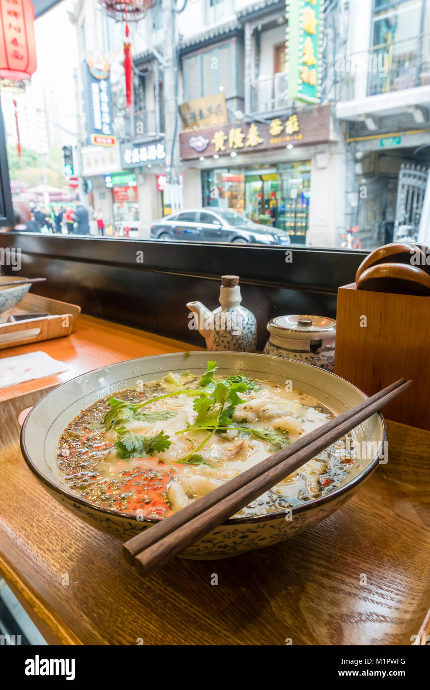 Per gustare il tradizionale Shanghai noodle soup Foto Stock
