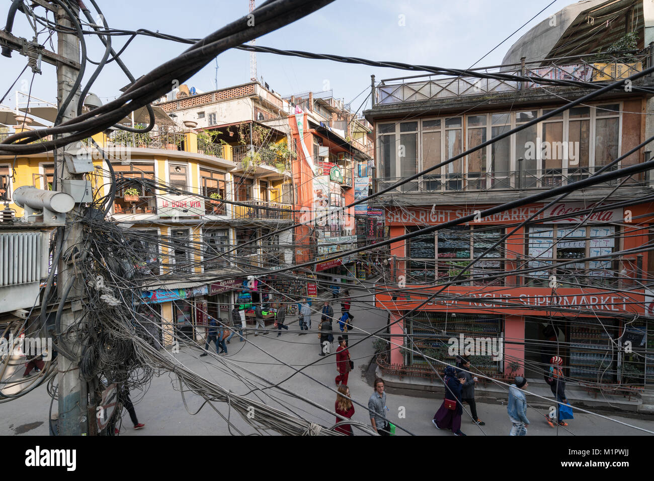 Molte linee elettriche visto nel quartiere Thamel, Kathmandu, Nepal Foto Stock