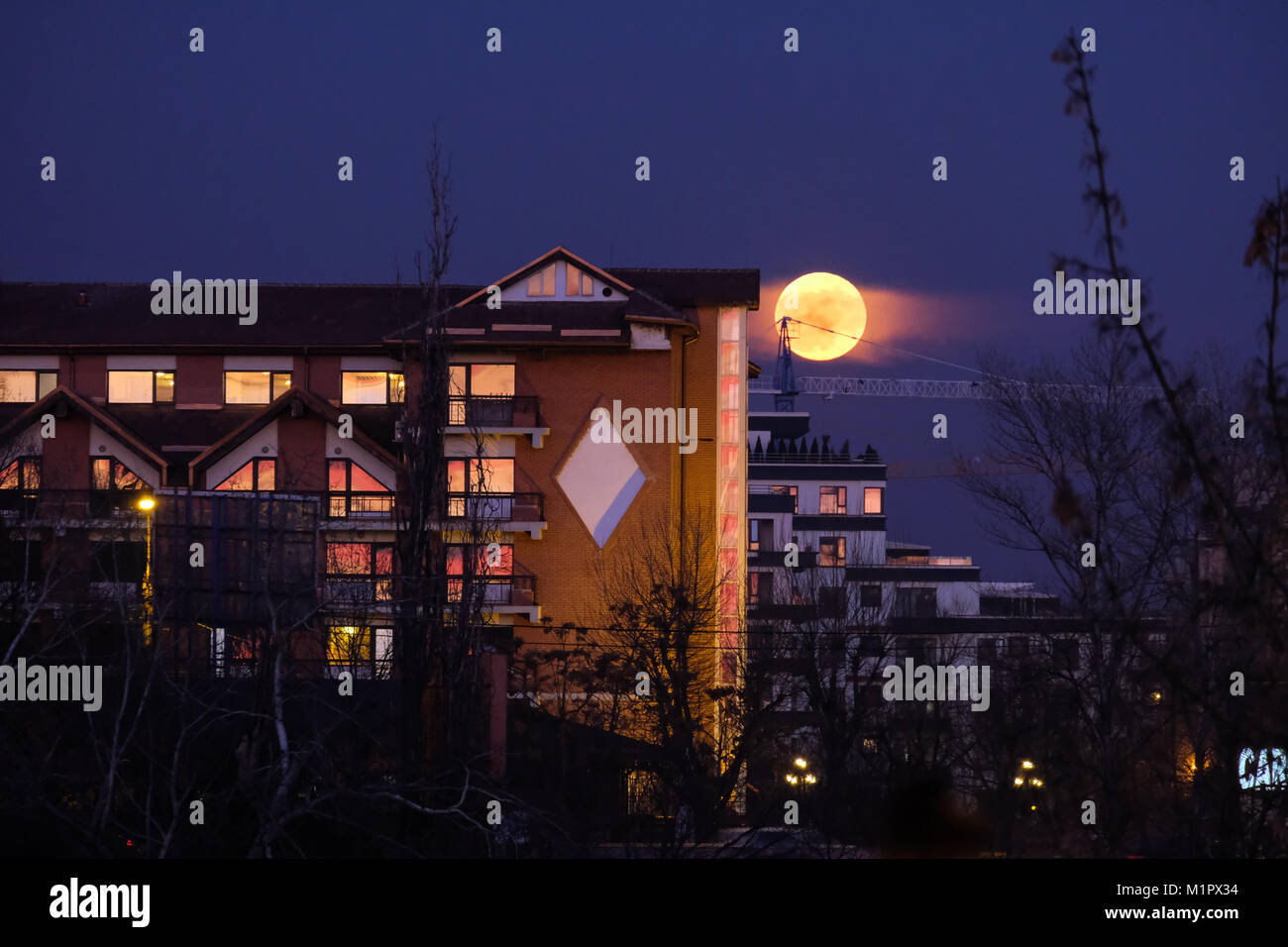 Bucarest, Romania - 31 Gennaio 2018: Super sangue Blu Moon Rising vicino al Hotel Caro a Bucarest. Rare trifecta lunare. Bucarest, 31 Gennaio 2018 Foto Stock