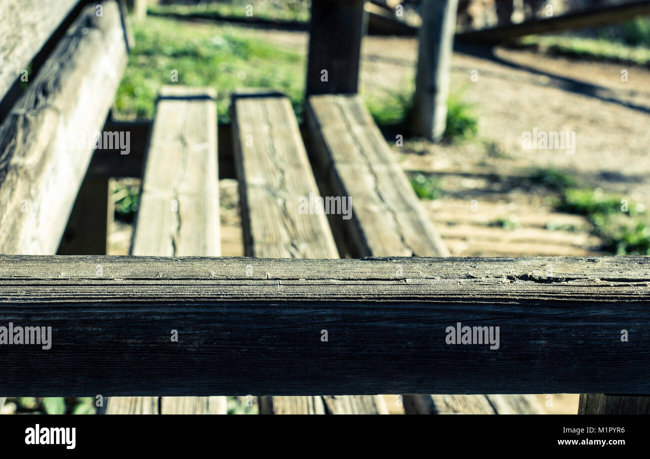 Panca di legno al sole Foto Stock