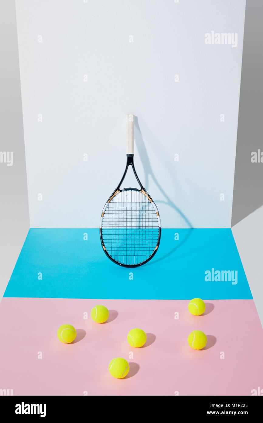 Giallo le palline da tennis su blu e rosa papers Foto Stock