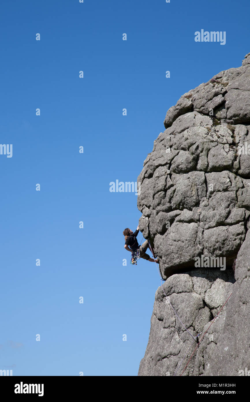 Scalatore su Haytor Rocks, Parco Nazionale di Dartmoor, Devon, Inghilterra Foto Stock