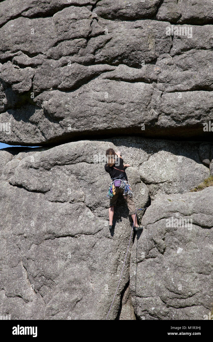 Scalatore su Haytor Rocks, Parco Nazionale di Dartmoor, Devon, Inghilterra Foto Stock