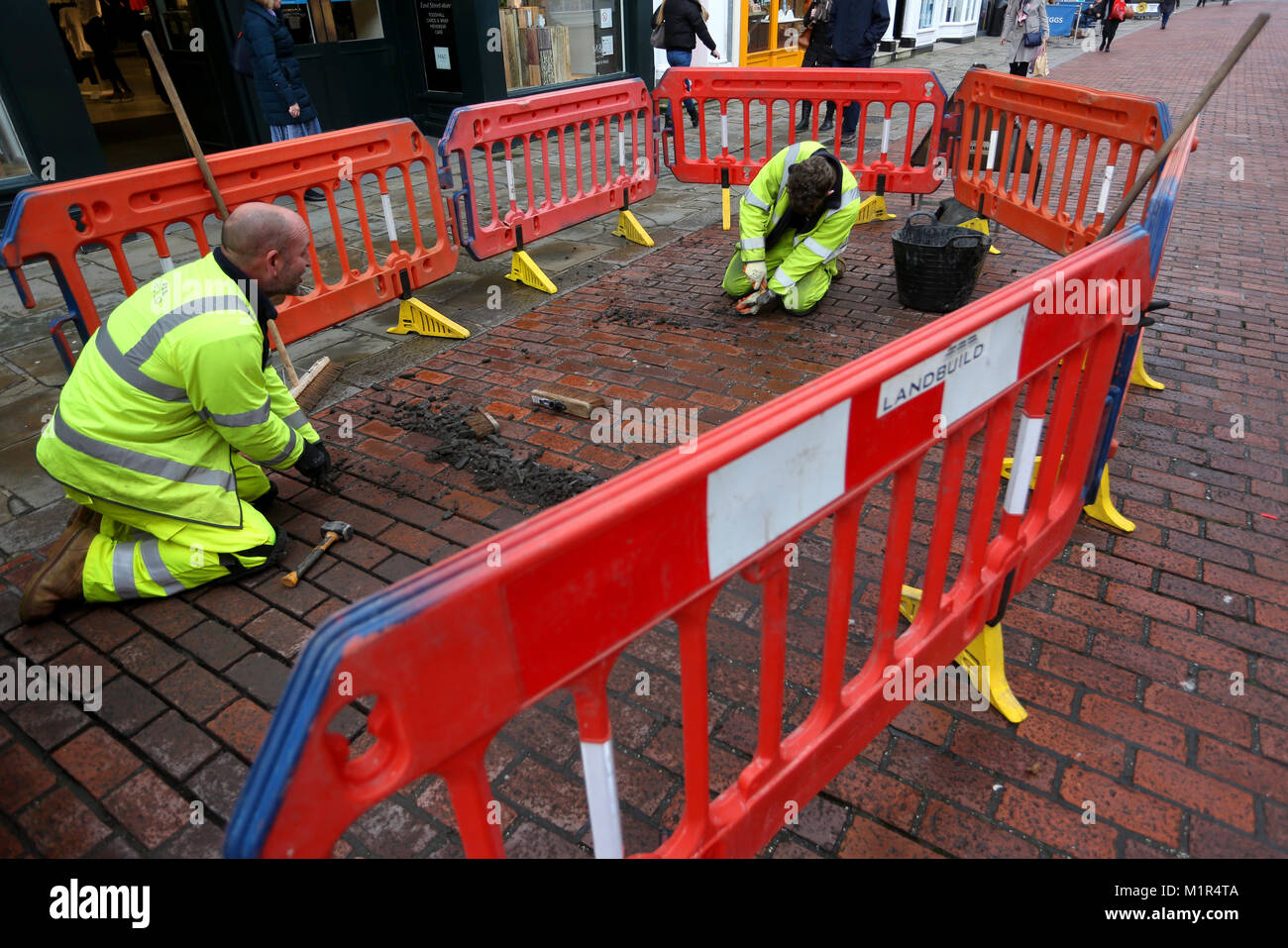 Gli uomini a fare street riparazioni in North Street, Chichester, West Sussex, Regno Unito. Foto Stock