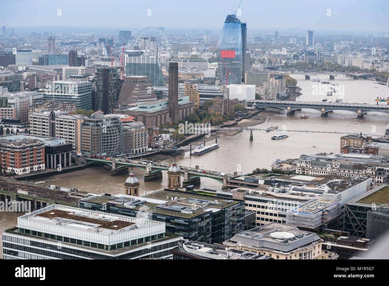 Angolo di Alta Vista di Londra dello skyline della città la città e il fiume Tamigi Foto Stock