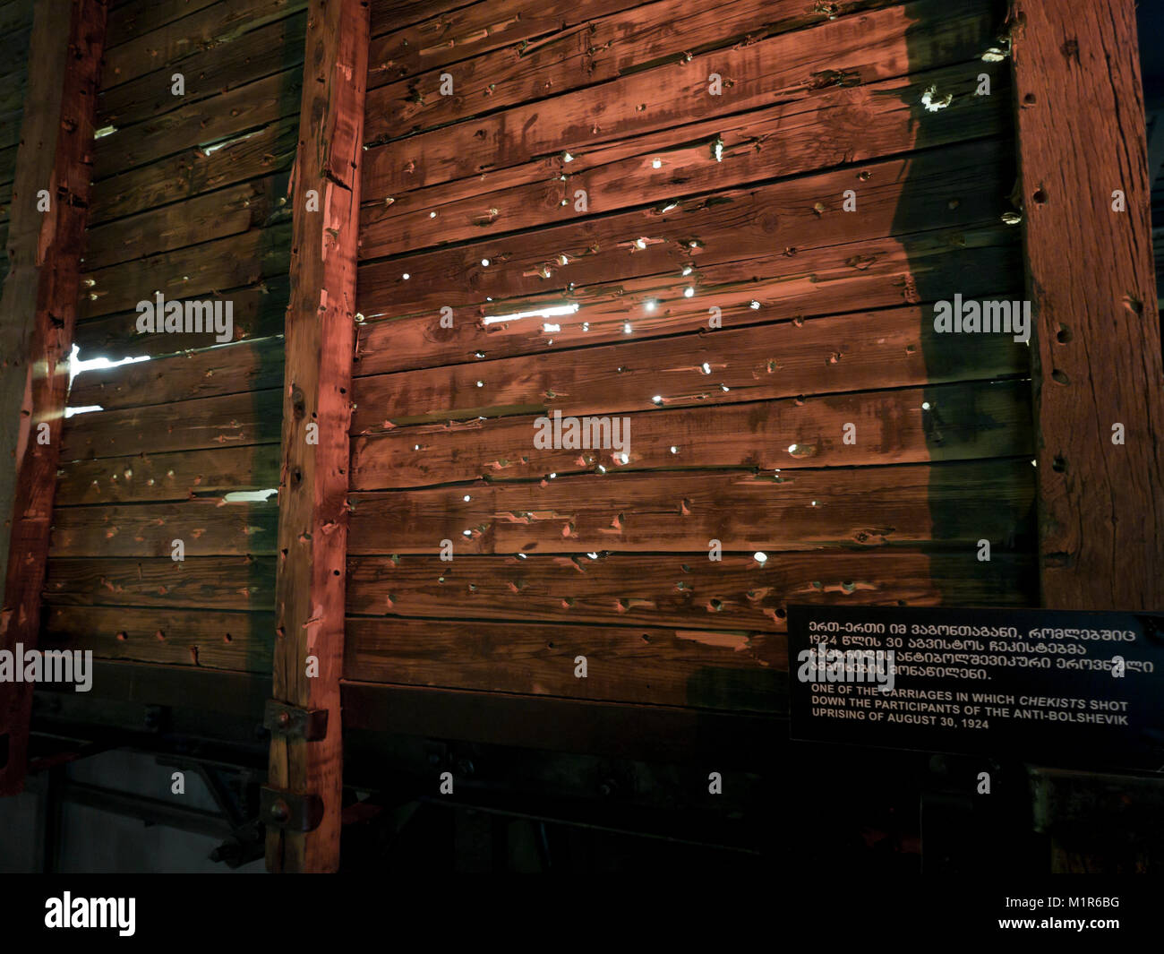 Georgian National Museum di egli capitale Tbilisi ha molte diverse mostre, qui Museo di occupazione Sovjet bulletholes nel carrello ferroviario Foto Stock