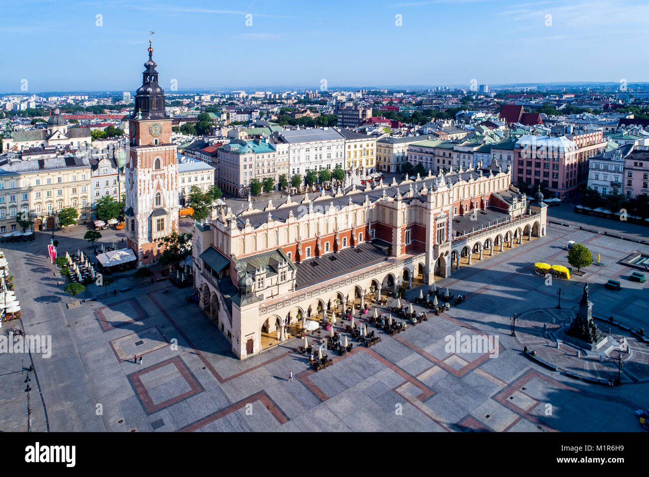 Di vecchia citta de Cracovia in Polonia con la piazza principale del mercato (Rynek), panno vecchio hall (Sukiennice), Municipio e Torre ristrutturata statua Mickiewicz. Vista aerea Foto Stock