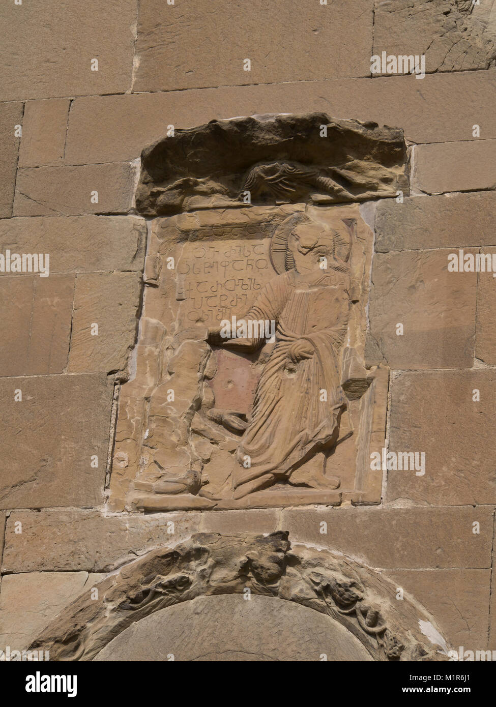 Monastero di Jvari, Georgia un sito Patrimonio Mondiale dell'Unesco sulla sommità di una collina che domina la città di Mtskheta,parziale vista facciata con bassorilievi Foto Stock