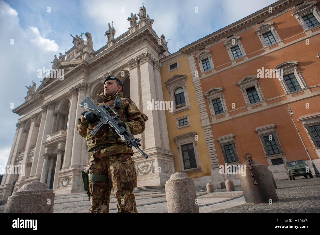 Roma. L'Italia. L'esercito in servizio di anti-terrorism Security patrol la Basilica di San Giovanni in Laterano. Foto Stock