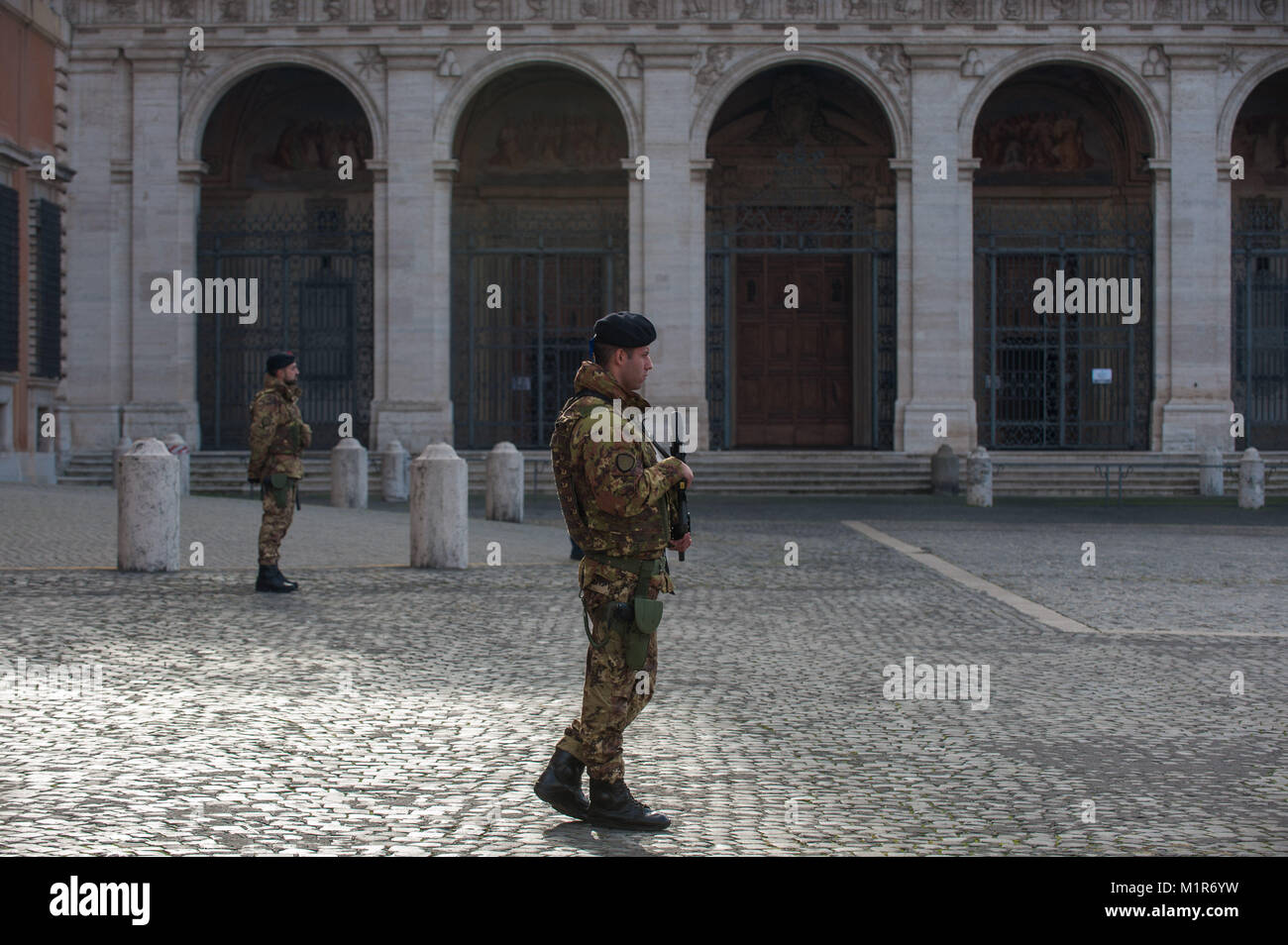 Roma. L'Italia. L'esercito in servizio di anti-terrorism Security patrol la Basilica di San Giovanni in Laterano. Foto Stock