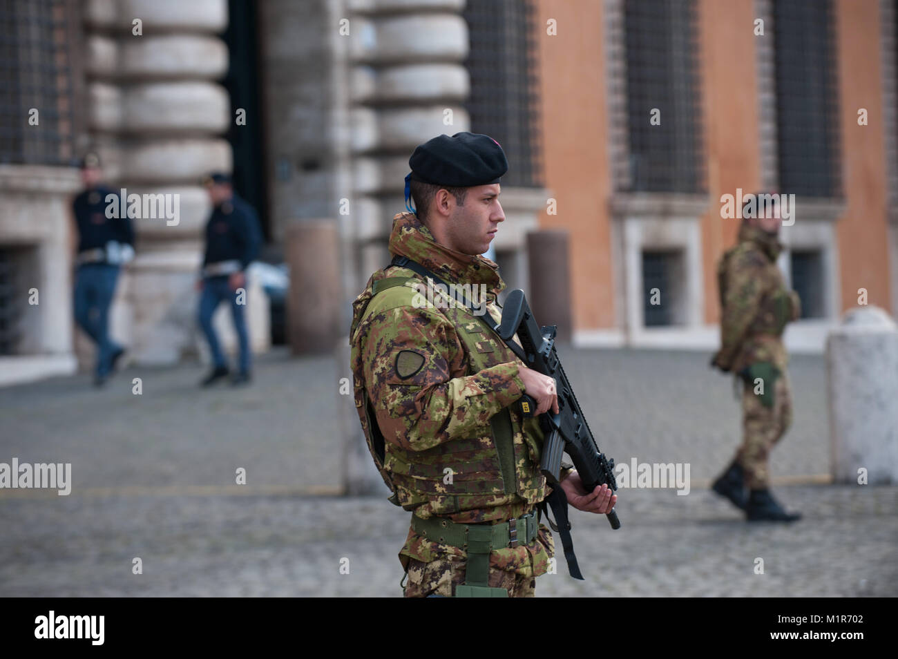 Roma. L'Italia. L'esercito in servizio di anti-terrorism Security patrol la Basilica di San Giovanni in Laterano. Foto Stock