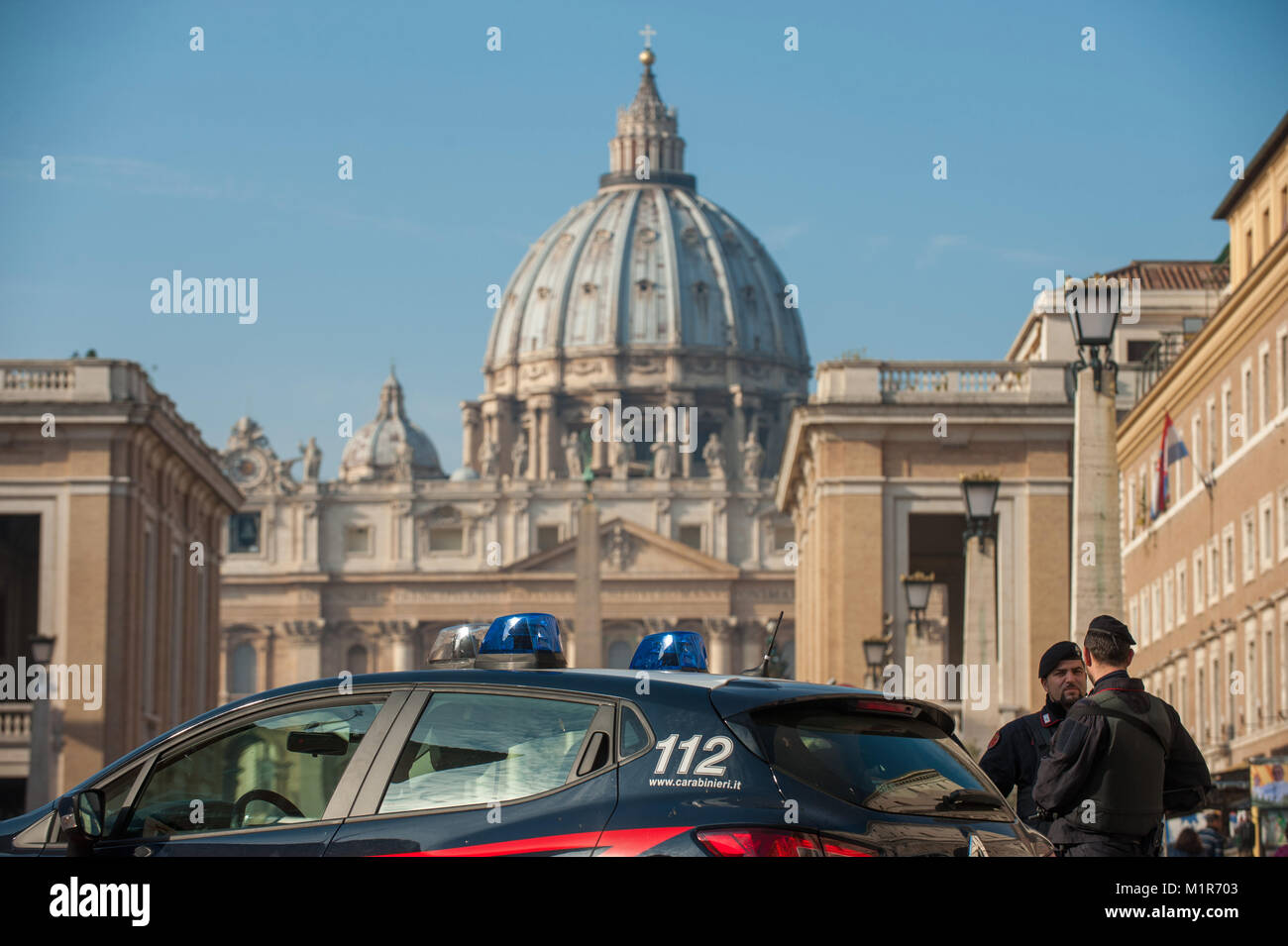 Roma. L'Italia. La polizia in servizio di anti-terrorism Security patrol Basilica di San Pietro. Foto Stock