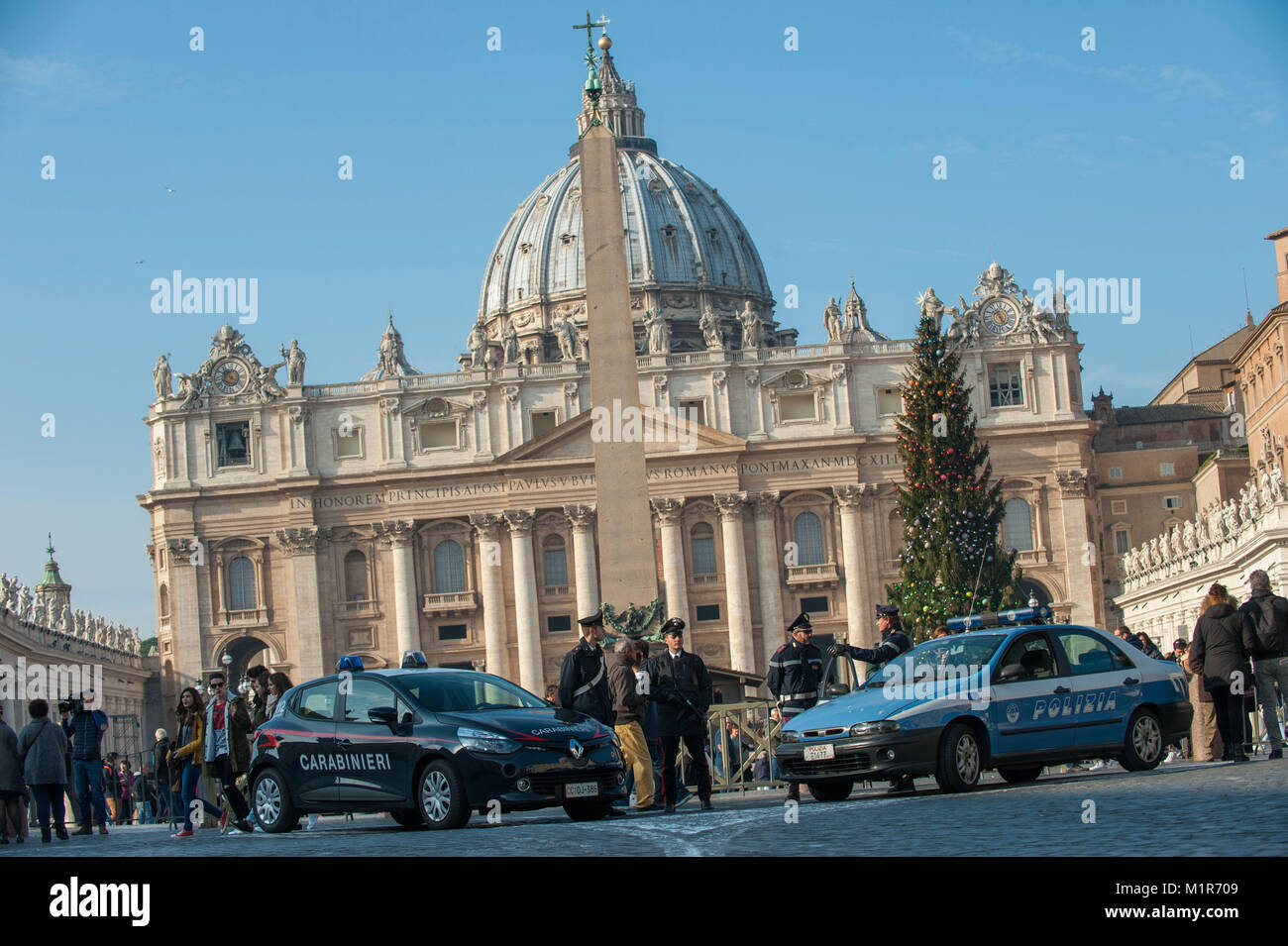 Roma. L'Italia. La polizia in servizio di anti-terrorism Security patrol Basilica di San Pietro. Foto Stock