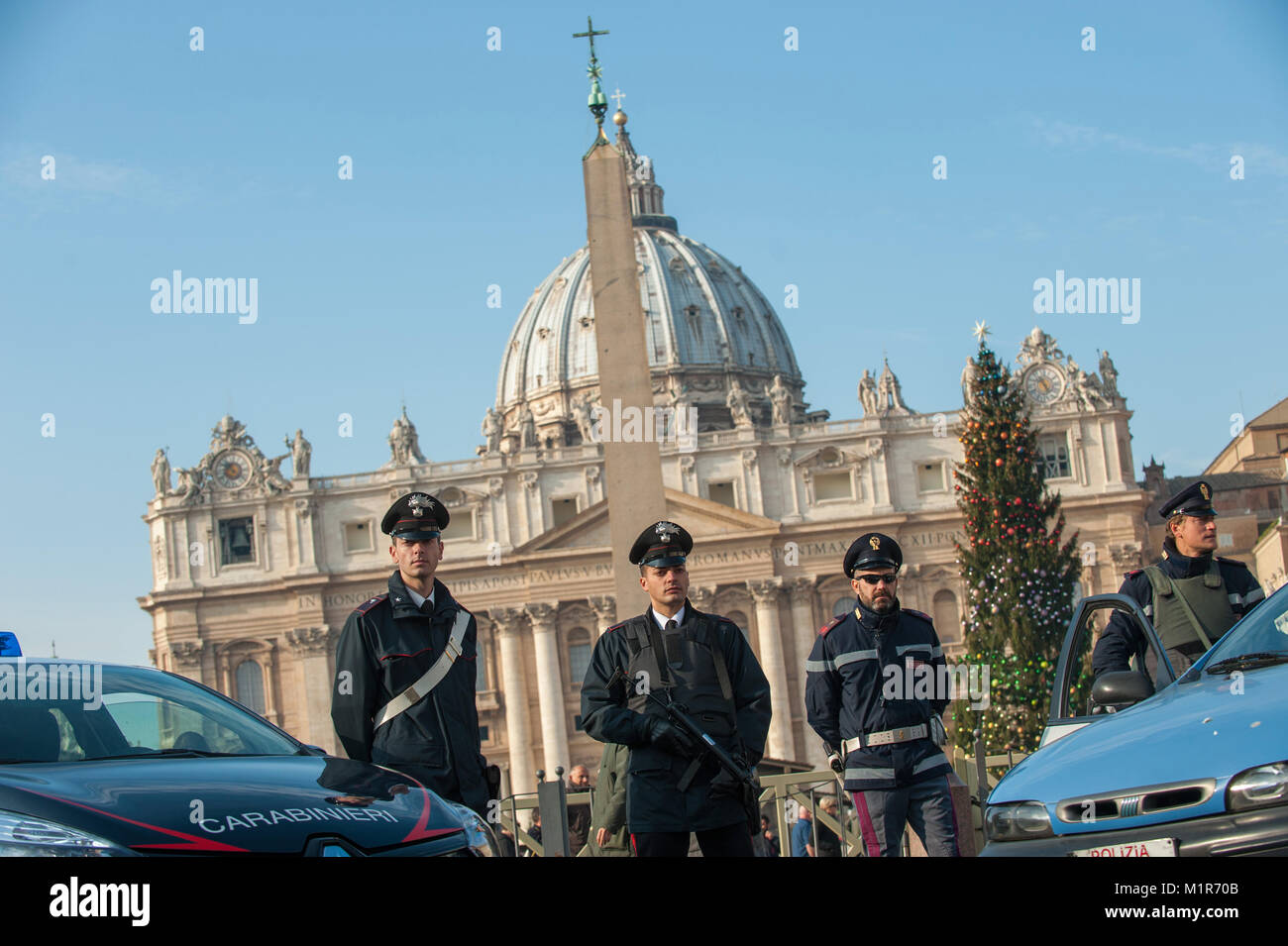 Roma. L'Italia. La polizia in servizio di anti-terrorism Security patrol Basilica di San Pietro. Foto Stock