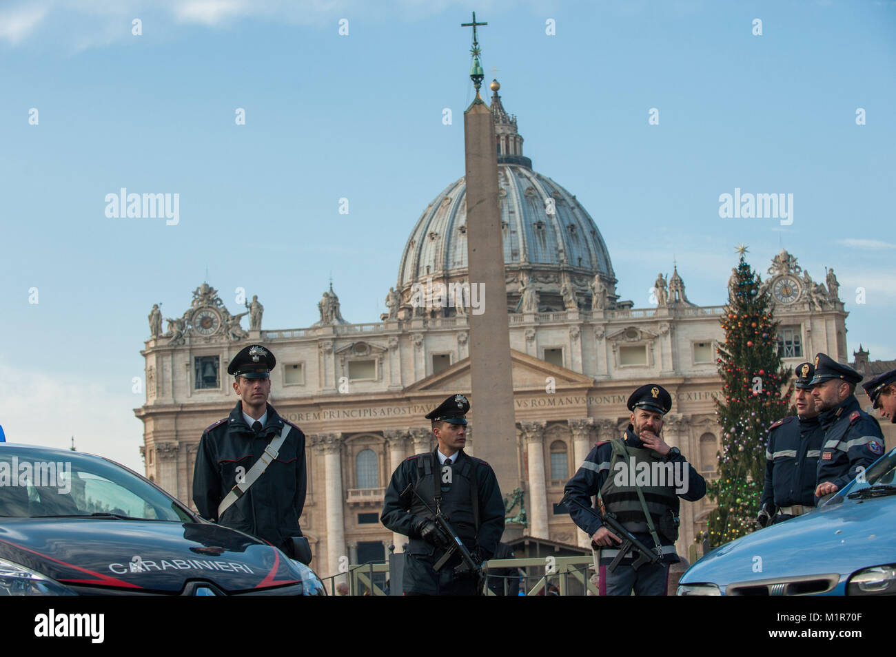 Roma. L'Italia. La polizia in servizio di anti-terrorism Security patrol Basilica di San Pietro. Foto Stock