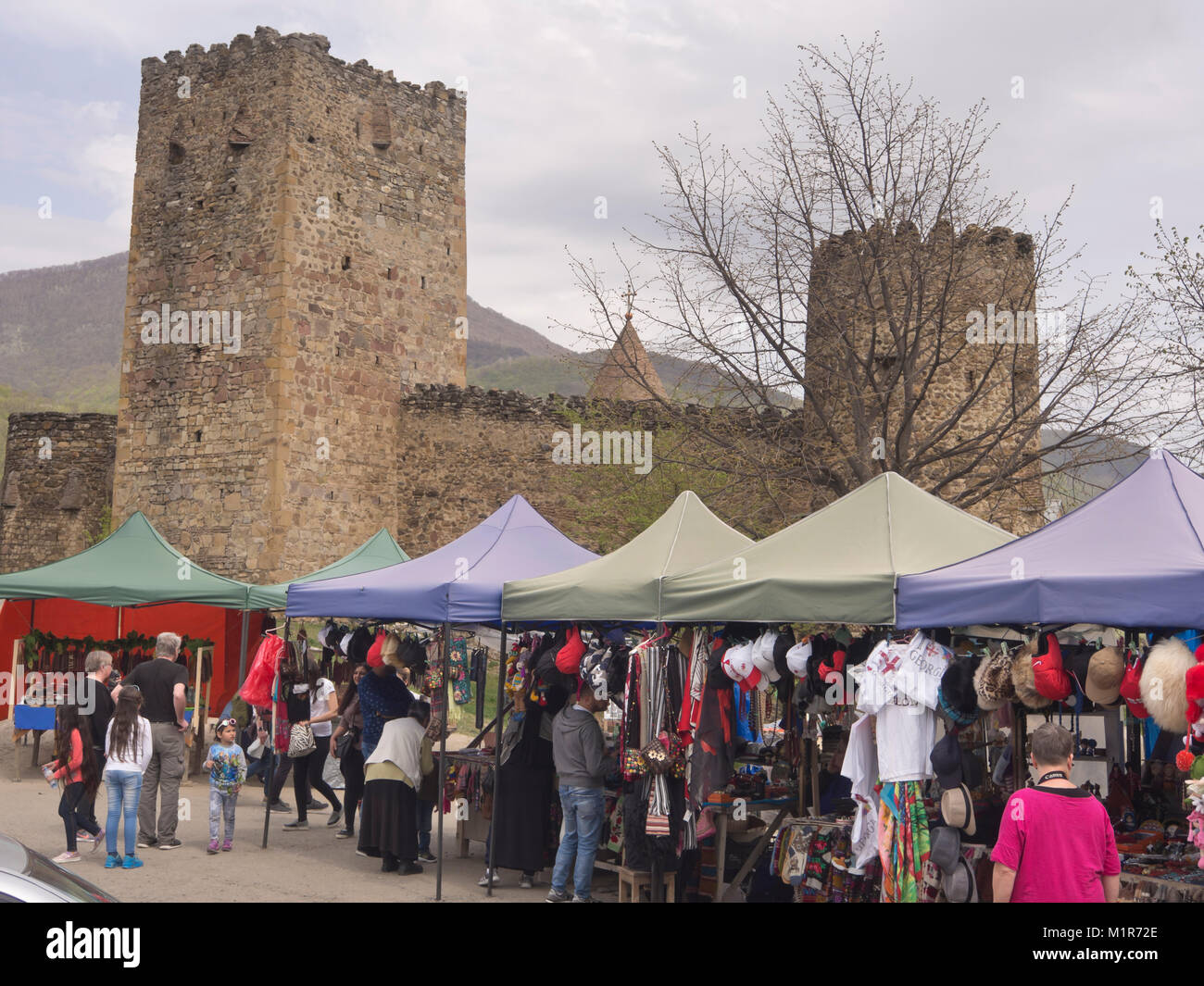 Fortezza di Ananuri, un castello medievale e la sede della locale eristavis (Duchi)una attrazione turistica con bancarelle di souvenir in alta Caucaso in Georgia Foto Stock