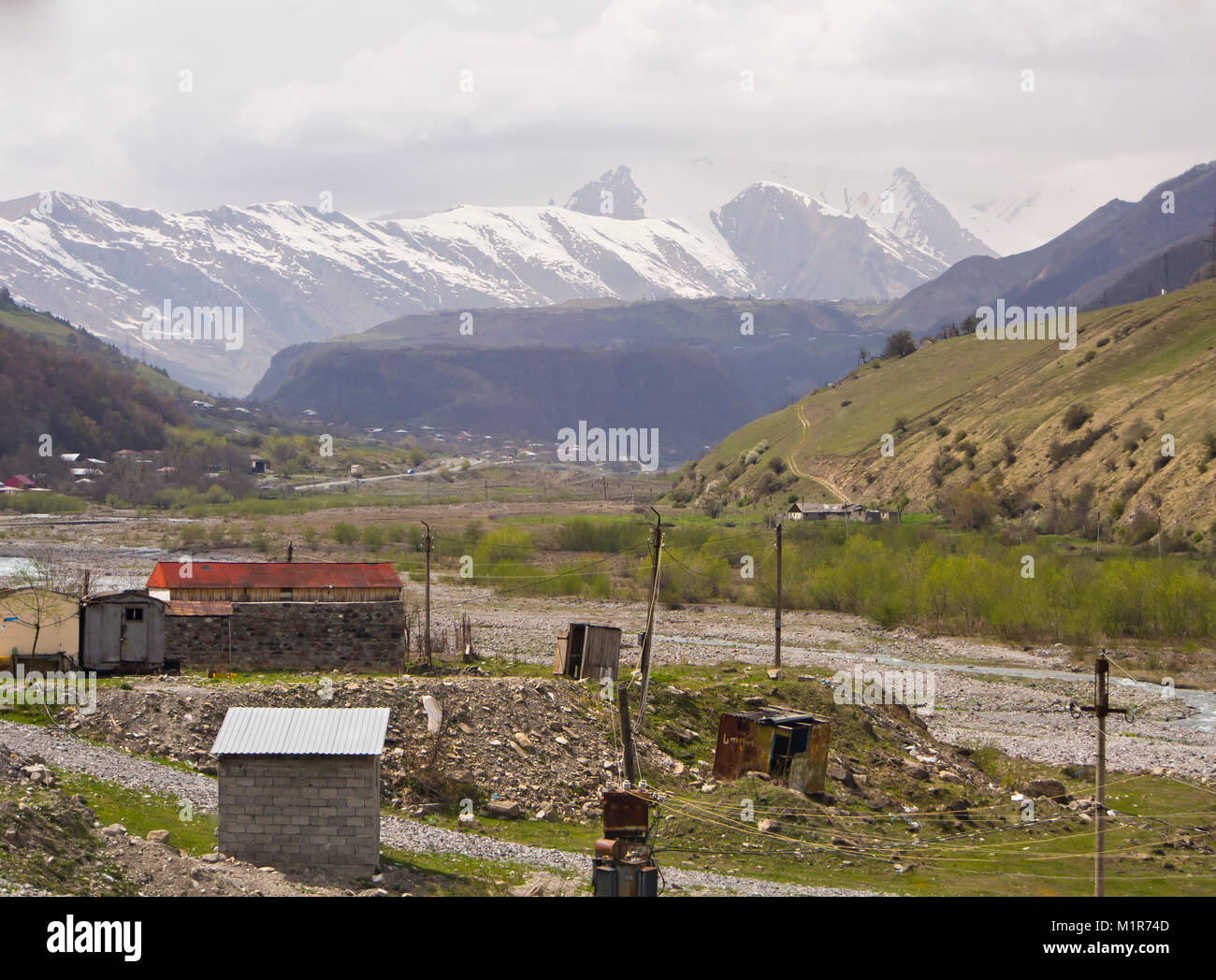 Il militare Georgiano in autostrada in primavera, lungo il fiume Aragvi in Georgia avvicinando le alte montagne del Caucaso,verso la Russia Foto Stock