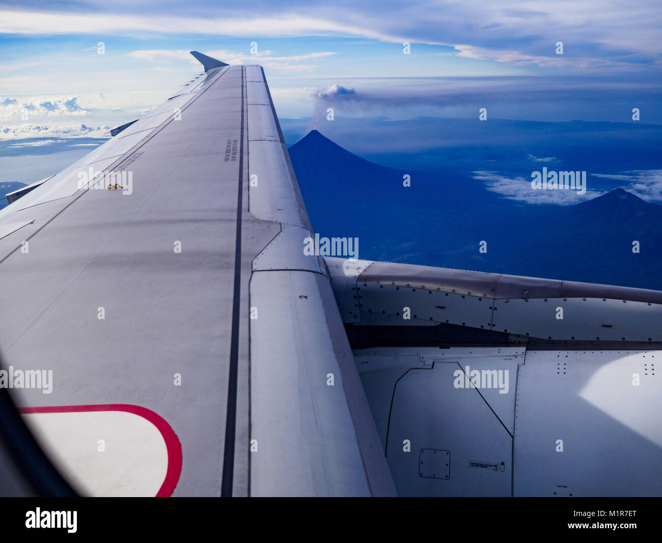 Legazpi, Albay, Filippine. Il 1° febbraio 2018. Philippine Express Airlines 2922, un Airbus A320, vola oltre il vulcano Mayon (centro inferiore, al di sotto del parafango) dopo la partenza di Legazpi. Il vulcano Mayon ha iniziato ad eruttare nel mezzo di gennaio. Lo spazio aereo attorno al vulcano è stata chiusa su off e quindi su on per più di settimana. L'aeroporto è a circa 13 chilometri dal vulcano e le nubi di cenere dal Mayon costituiscono una minaccia per i motori degli aerei. Più di 80.000 persone sono state evacuate dalle loro case intorno al vulcano. Credit: Jack Kurtz/ZUMA filo/Alamy Live News Foto Stock Legazpi, Albay, Filippine. Il 1° febbraio 2018. Philippine Express Airlines 2922, un Airbus A320, vola oltre il vulcano Mayon (centro inferiore, al di sotto del parafango) dopo la partenza di Legazpi. Il vulcano Mayon ha iniziato ad eruttare nel mezzo di gennaio. Lo spazio aereo attorno al vulcano è stata chiusa su off e quindi su on per più di settimana. L'aeroporto è a circa 13 chilometri dal vulcano e le nubi di cenere dal Mayon costituiscono una minaccia per i motori degli aerei. Più di 80.000 persone sono state evacuate dalle loro case intorno al vulcano. Credit: Jack Kurtz/ZUMA filo/Alamy Live News Foto Stock
