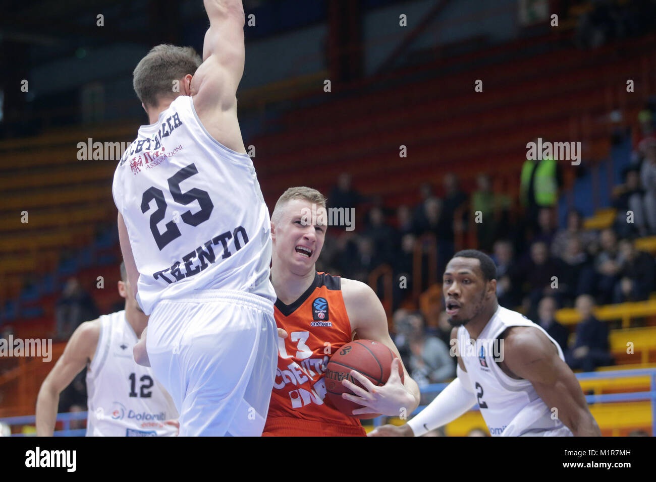 Zagabria, Croazia. 31 gennaio, 2018. Dzanan Musa (C) di Cedevita Zagreb vies con Luca Lechthaler (L) delle Dolomiti Energia Trento durante il round 5 di 7giorni EuroCup Top 16 basket match tra Cedevita Zagabria e Dolomiti Energia Trento a Zagabria in Croazia, a gennaio 31, 2018. Dolomiti Energia Trento ha vinto 81-77. Credito: Luka Stanzl/Xinhua/Alamy Live News Foto Stock