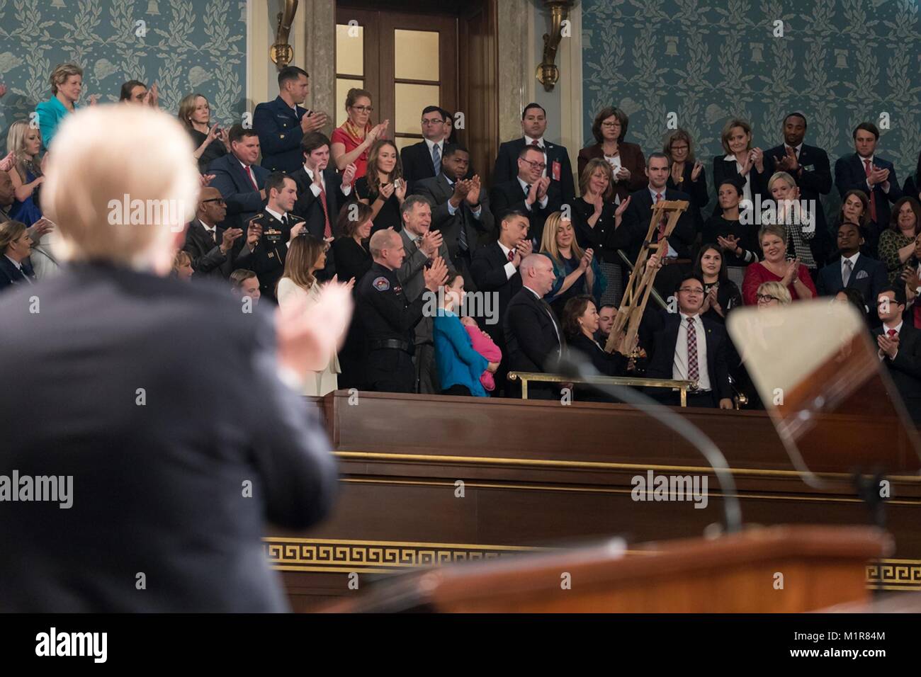 U.S presidente Donald Trump e galleria di applaudire il nord coreano deflettore Ji Seong-ho durante il discorso sullo stato dell'Unione a una sessione congiunta del Congresso sulla Capitol Hill Gennaio 30, 2018 a Washington, DC. Foto Stock