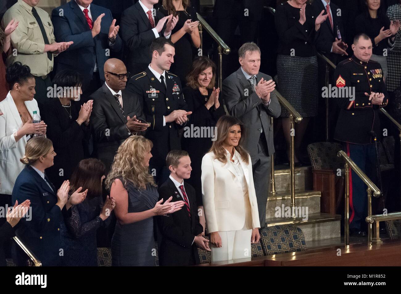 U.S prima signora Melania Trump è applaudita in arrivo per assistere il presidente Donald Trump consegnare il suo primo stato dell'Unione indirizzo a una sessione congiunta del Congresso sulla Capitol Hill Gennaio 30, 2018 a Washington, DC. Foto Stock