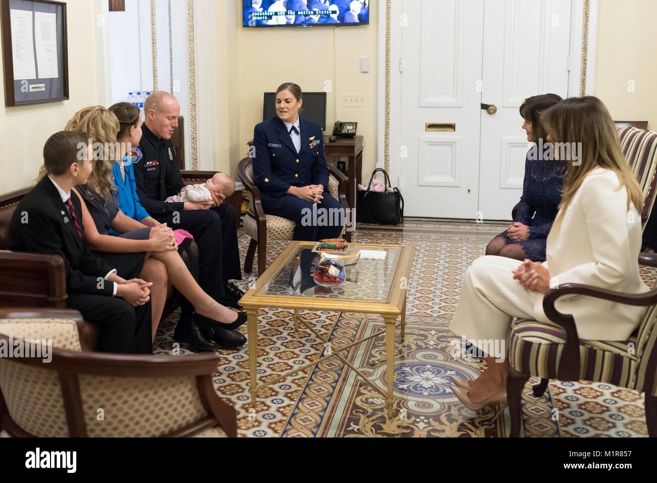 U.S prima signora Melania Trump, destra ospita gli ospiti prima di iniziare il presidente Donald Trump il primo Stato dell'Unione indirizzo a una sessione congiunta del Congresso sulla Capitol Hill Gennaio 30, 2018 a Washington, DC. Foto Stock