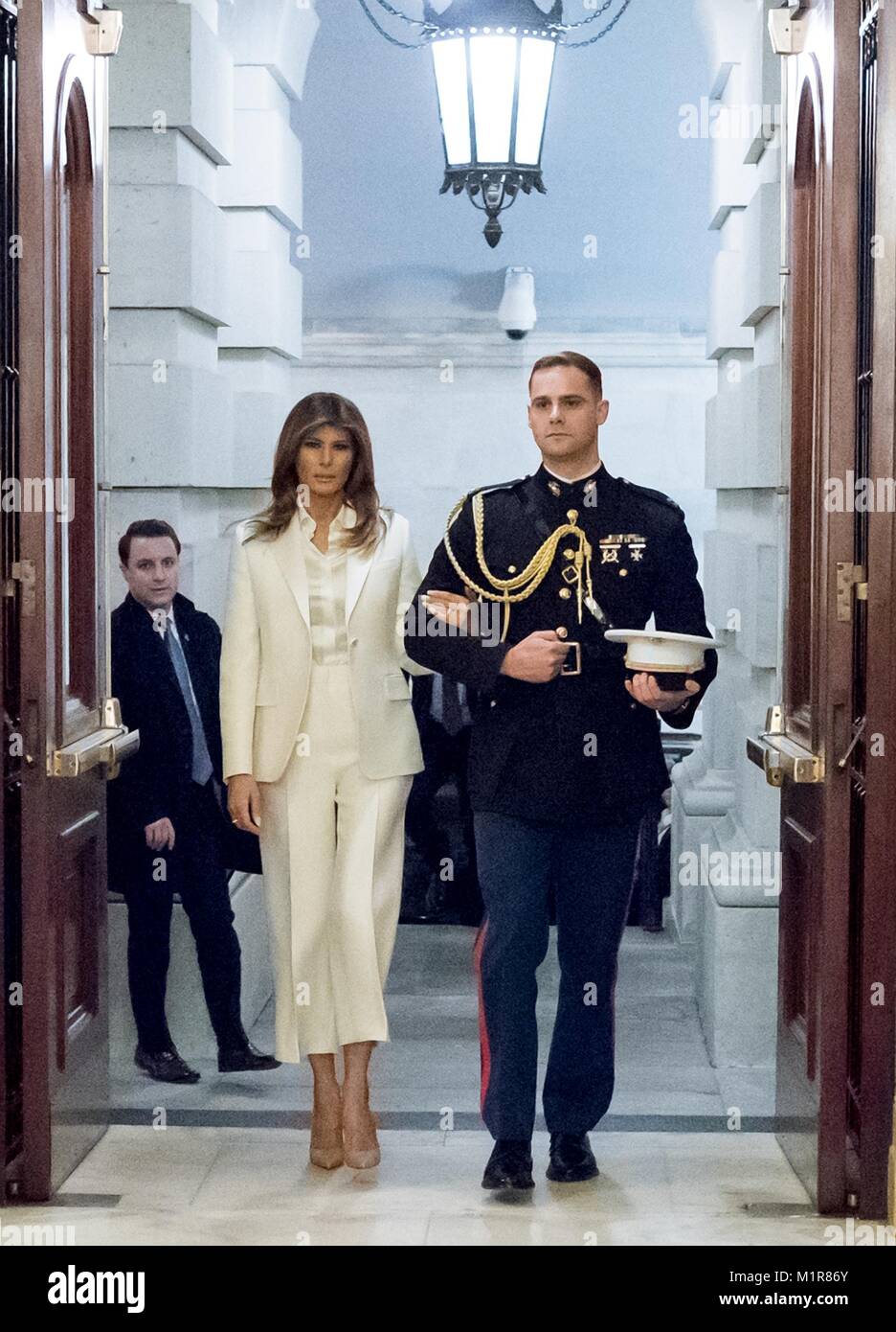 U.S prima signora Melania Trump è scortato in arrivo per assistere il presidente Donald Trump consegnare il suo primo stato dell'Unione indirizzo a una sessione congiunta del Congresso sulla Capitol Hill Gennaio 30, 2018 a Washington, DC. Foto Stock