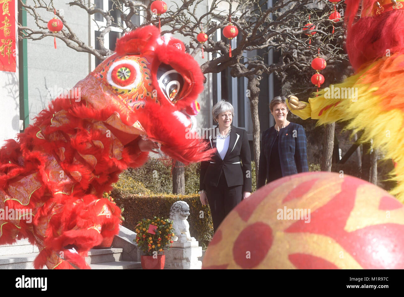 Pechino, Cina. Il 1° febbraio 2018. Il Primo Ministro inglese Theresa Maggio orologi danza leone mentre partecipavo a una ricezione culturale tenutosi a residenza dell'ambasciatore britannico a Pechino Capitale della Cina, 1 febbraio 2018. Credito: Jin Liangkuai/Xinhua/Alamy Live News Foto Stock