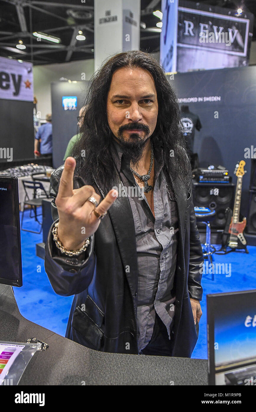 Anaheim, CA, Stati Uniti d'America. 25 gennaio, 2018. Bjorn Englen Bass per Dio discepoli al pedale di EBS stand per l'Annuale 2018 NAMM Show, il global business convenzione per l'industria musicale. Credito: Dave Safley/ZUMA filo/Alamy Live News Foto Stock