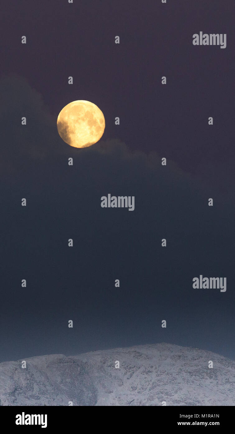 Cumbria Regno Unito 1 febbraio 2018 Cumbria mattina presto Supermoon impostazione sulla coperta di neve sulle alte brughiere Credit:Gordon Shoosmith/Alamy Live News Foto Stock
