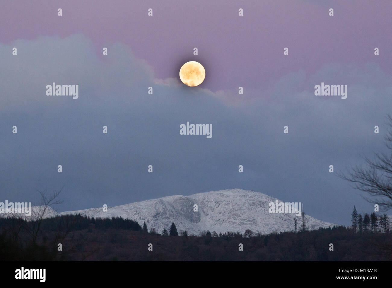 Cumbria Regno Unito 1 febbraio 2018 Cumbria mattina presto Supermoon impostazione sulla coperta di neve sulle alte brughiere Credit:Gordon Shoosmith/Alamy Live News Foto Stock