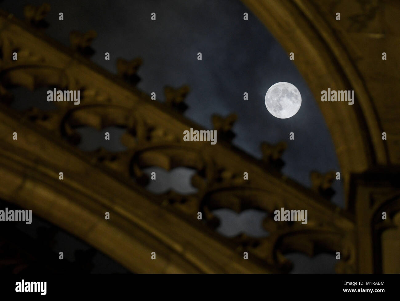 Colonia, Germania. Il 1° febbraio 2018. La luna piena brilla luminosa poco dopo la mezzanotte, illuminando la cattedrale di Colonia, Germania, 1 febbraio 2018. Per la seconda volta in un mese che la luna ha mostrato la sua faccia piena nel cielo. Essa è particolarmente vicino alla terra e appare più luminosa e più grande del solito. Credito: Henning Kaiser/dpa/Alamy Live News Foto Stock