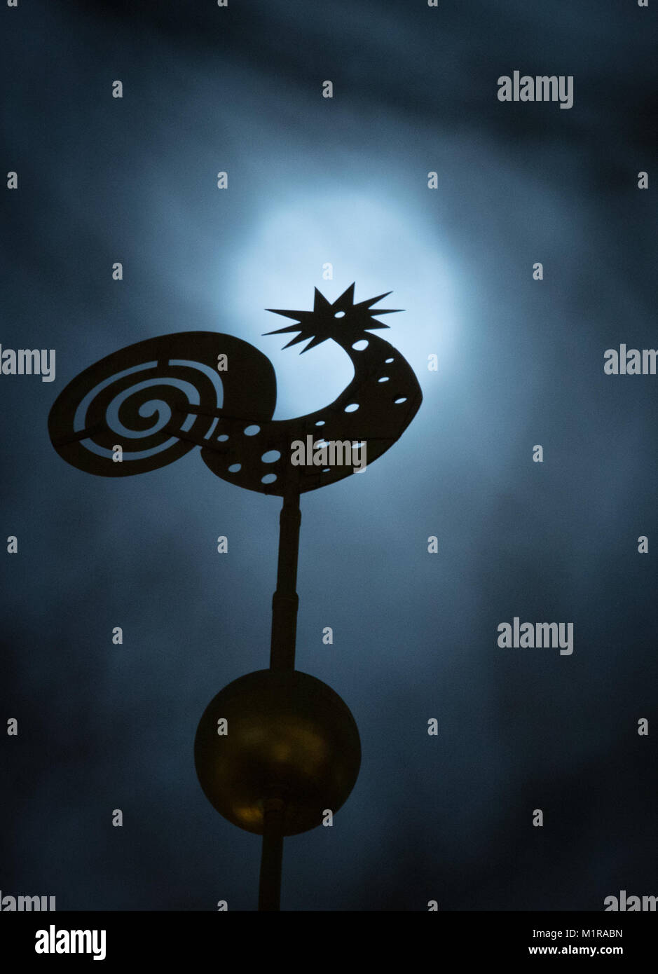 Bielefeld, Germania. Il 1° febbraio 2018. La luna piena brilla luminosa evangelica sulla chiesa di Santa Maria in Bielefeld, Germania, 1 febbraio 2018. Per la seconda volta in un mese che la luna ha mostrato la sua faccia piena nel cielo. Essa è particolarmente vicino alla terra e appare più luminosa e più grande del solito. Credito: Friso Gentsch/dpa/Alamy Live News Foto Stock