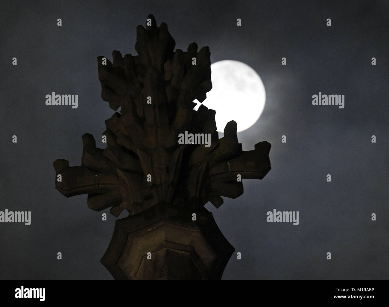 Colonia, Germania. Il 1° febbraio 2018. La luna piena brilla luminosa poco dopo la mezzanotte, illuminando la cattedrale di Colonia, Germania, 1 febbraio 2018. Per la seconda volta in un mese che la luna ha mostrato la sua faccia piena nel cielo. Essa è particolarmente vicino alla terra e appare più luminosa e più grande del solito. Credito: Henning Kaiser/dpa/Alamy Live News Foto Stock