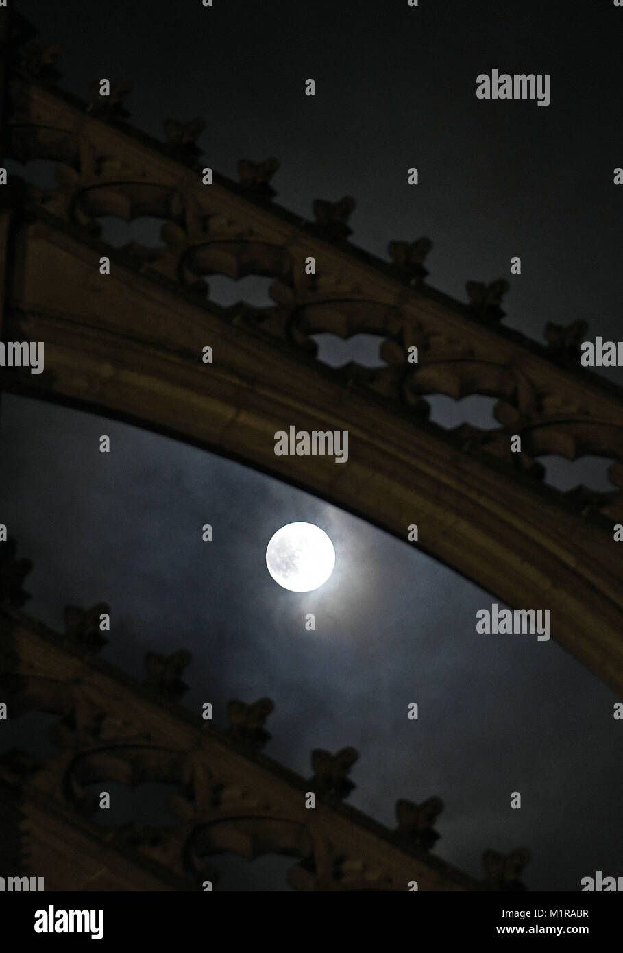 Colonia, Germania. Il 1° febbraio 2018. La luna piena brilla luminosa poco dopo la mezzanotte, illuminando la cattedrale di Colonia, Germania, 1 febbraio 2018. Per la seconda volta in un mese che la luna ha mostrato la sua faccia piena nel cielo. Essa è particolarmente vicino alla terra e appare più luminosa e più grande del solito. Credito: Henning Kaiser/dpa/Alamy Live News Foto Stock