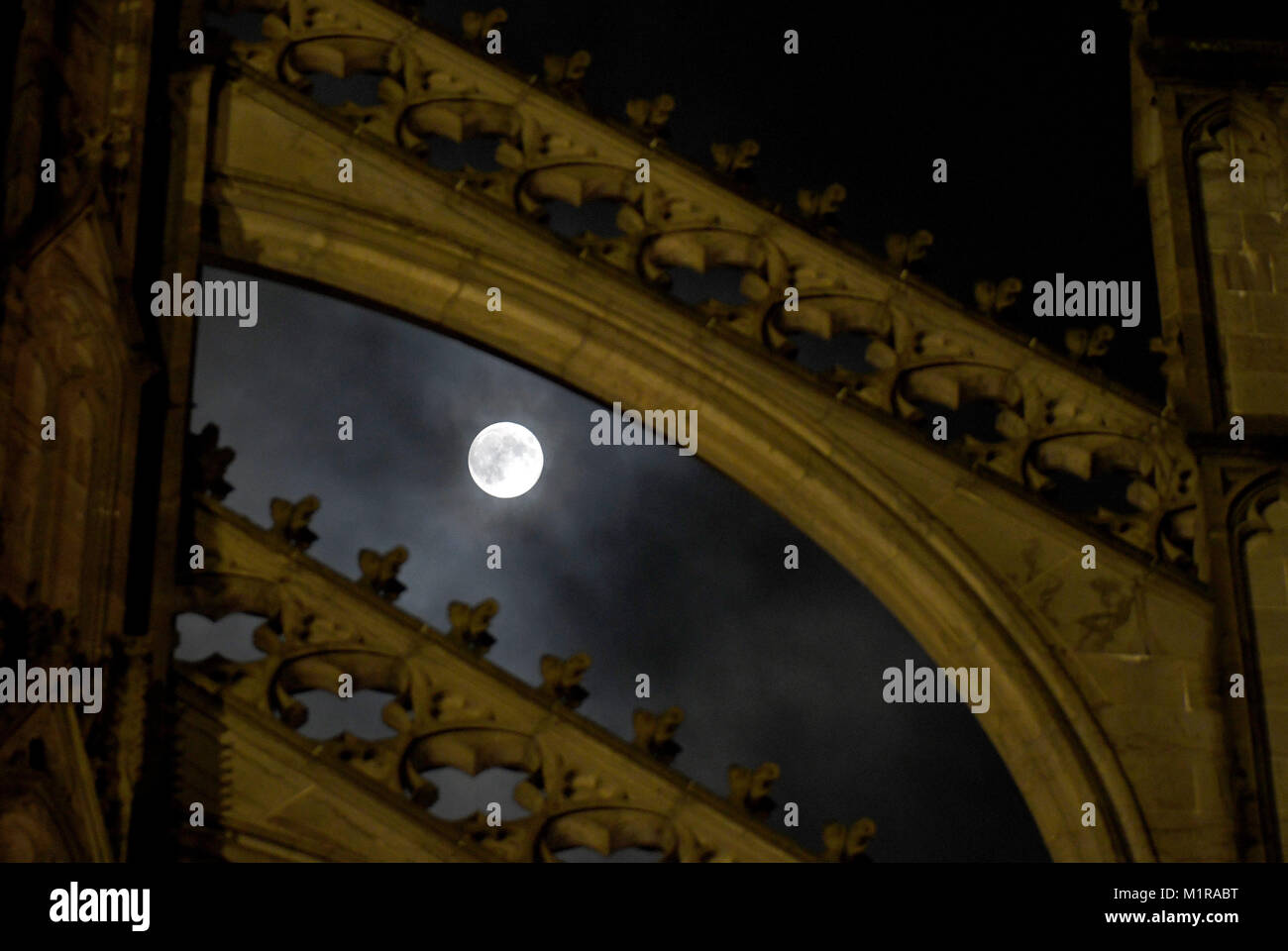 Colonia, Germania. Il 1° febbraio 2018. La luna piena brilla luminosa poco dopo la mezzanotte, illuminando la cattedrale di Colonia, Germania, 1 febbraio 2018. Per la seconda volta in un mese che la luna ha mostrato la sua faccia piena nel cielo. Essa è particolarmente vicino alla terra e appare più luminosa e più grande del solito. Credito: Henning Kaiser/dpa/Alamy Live News Foto Stock