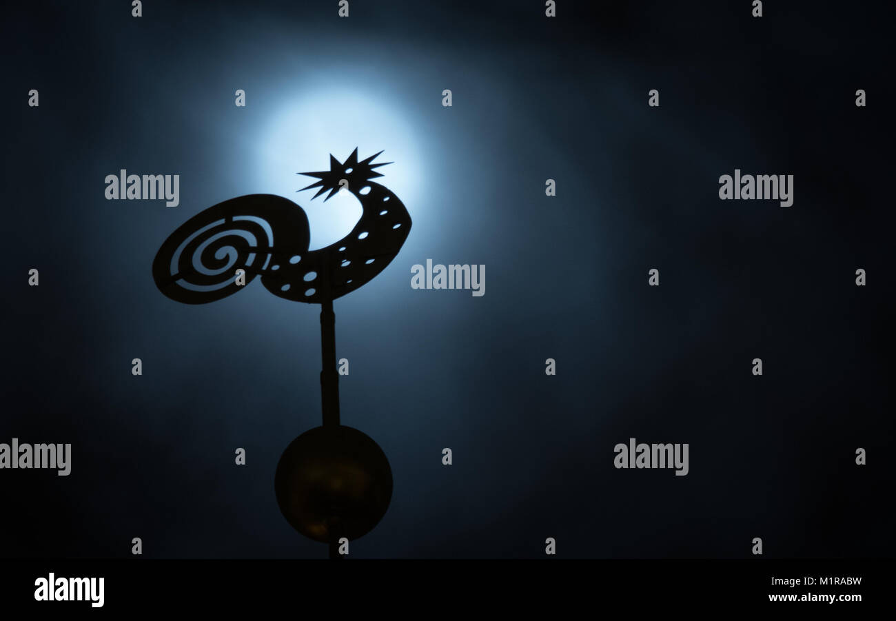 Bielefeld, Germania. Il 1° febbraio 2018. La luna piena brilla luminosa evangelica sulla chiesa di Santa Maria in Bielefeld, Germania, 1 febbraio 2018. Per la seconda volta in un mese che la luna ha mostrato la sua faccia piena nel cielo. Essa è particolarmente vicino alla terra e appare più luminosa e più grande del solito. Credito: Friso Gentsch/dpa/Alamy Live News Foto Stock