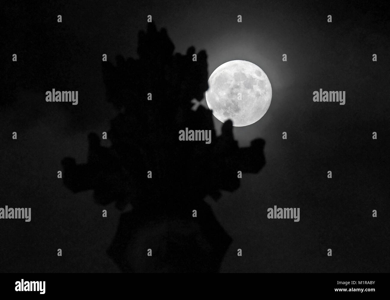 Colonia, Germania. Il 1° febbraio 2018. La luna piena brilla luminosa poco dopo la mezzanotte, illuminando la cattedrale di Colonia, Germania, 1 febbraio 2018. Per la seconda volta in un mese che la luna ha mostrato la sua faccia piena nel cielo. Essa è particolarmente vicino alla terra e appare più luminosa e più grande del solito. Credito: Henning Kaiser/dpa/Alamy Live News Foto Stock