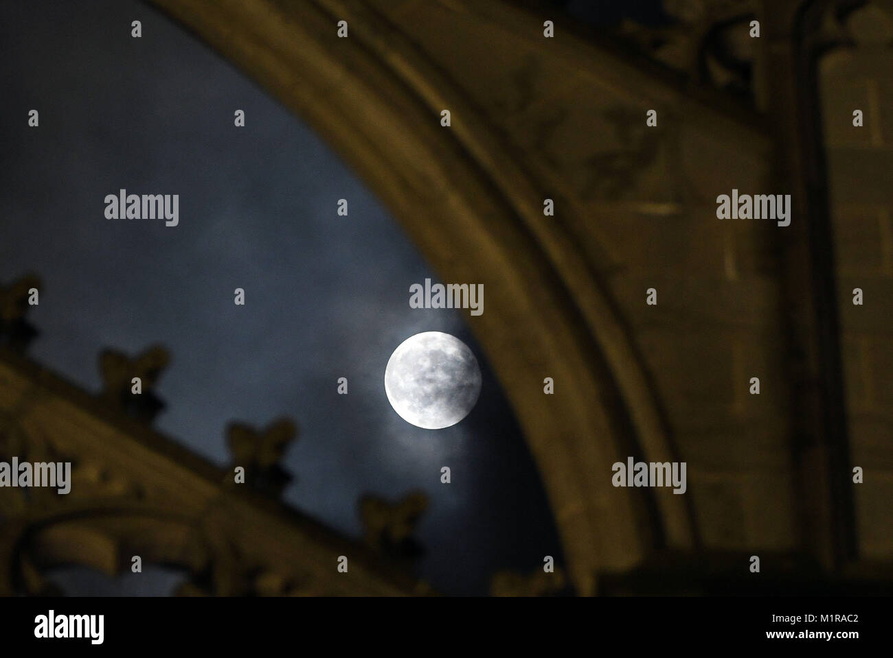 Colonia, Germania. Il 1° febbraio 2018. La luna piena brilla luminosa poco dopo la mezzanotte, illuminando la cattedrale di Colonia, Germania, 1 febbraio 2018. Per la seconda volta in un mese che la luna ha mostrato la sua faccia piena nel cielo. Essa è particolarmente vicino alla terra e appare più luminosa e più grande del solito. Credito: Henning Kaiser/dpa/Alamy Live News Foto Stock