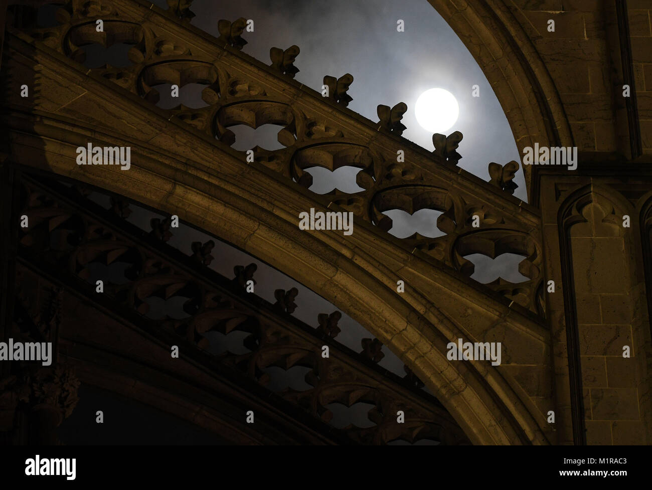 Colonia, Germania. Il 1° febbraio 2018. La luna piena brilla luminosa poco dopo la mezzanotte, illuminando la cattedrale di Colonia, Germania, 1 febbraio 2018. Per la seconda volta in un mese che la luna ha mostrato la sua faccia piena nel cielo. Essa è particolarmente vicino alla terra e appare più luminosa e più grande del solito. Credito: Henning Kaiser/dpa/Alamy Live News Foto Stock