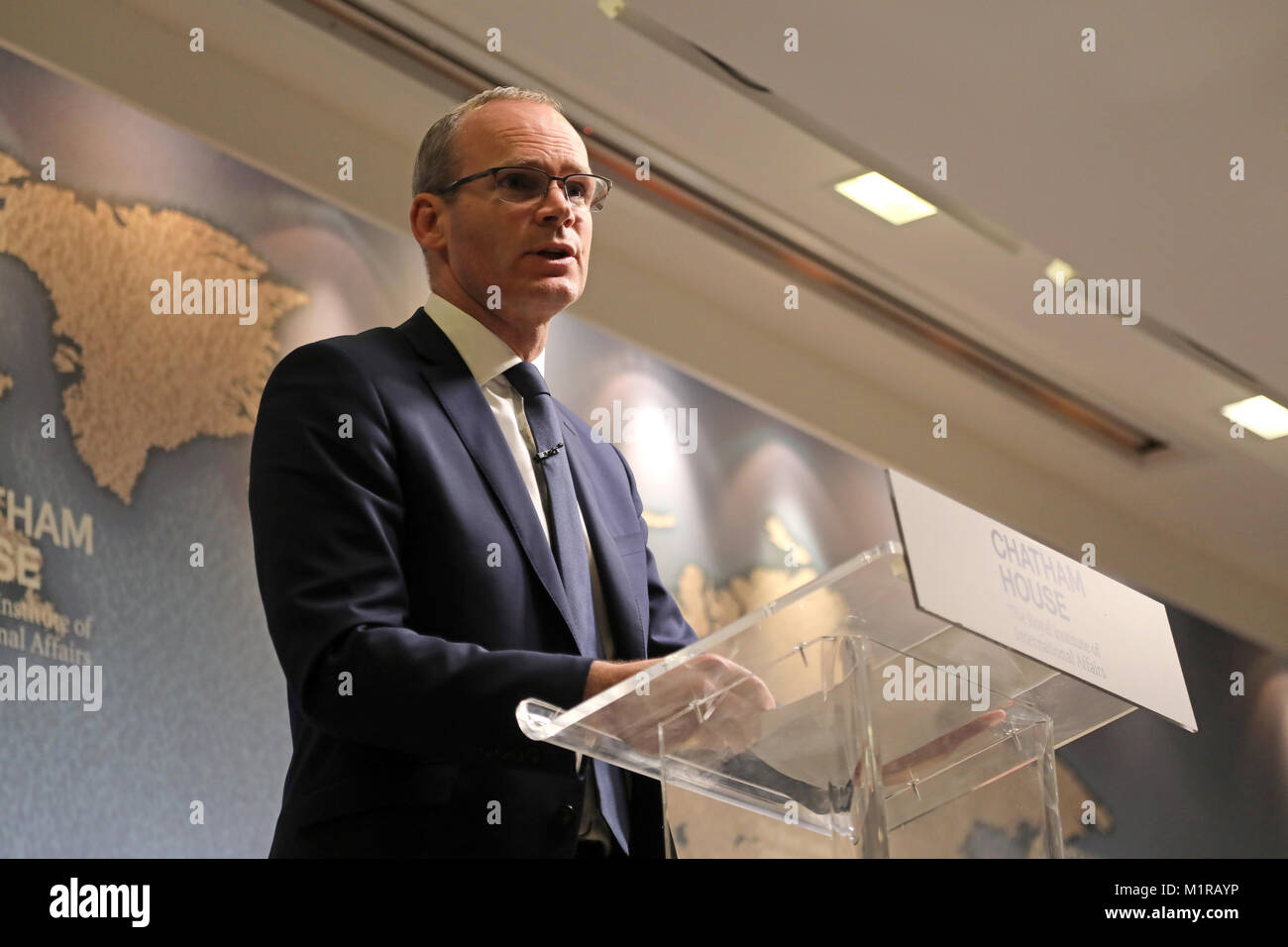 Londra, Regno Unito. Il 31 gennaio, 2018. Simon COVENEY, Irlanda vice Primo Ministro (Tánaiste e Ministro per gli affari esteri e del commercio, dando un discorso sulle relazioni anglo-irlandese a Chatham House think-tank a Londra il 31 gennaio 2018. Credito: Dominic Dudley/Alamy Live News Foto Stock