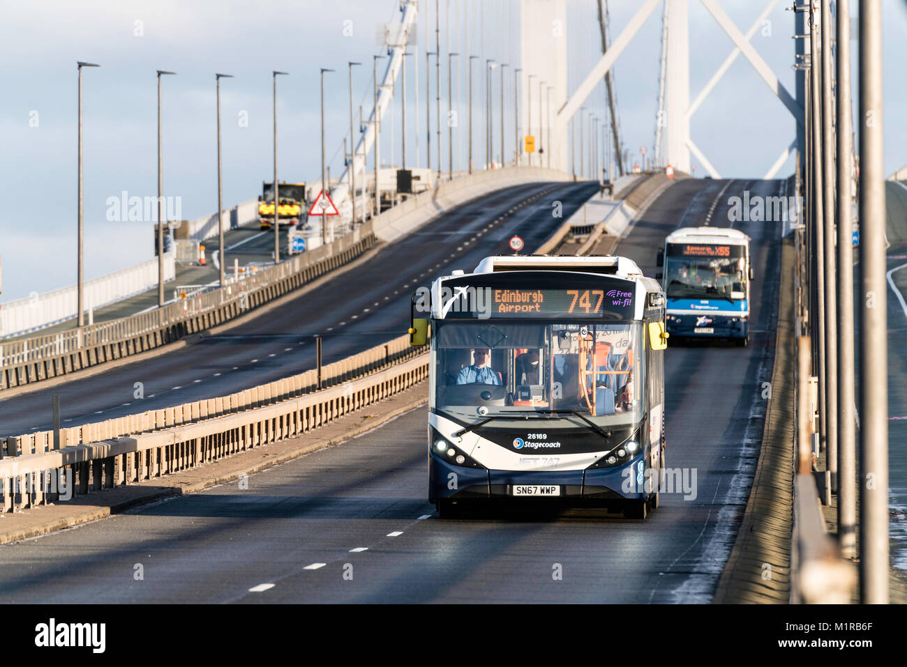 South Queensferry, Scotland, Regno Unito. Il 1° febbraio 2018. Il Forth Road Bridge si è aperta oggi come un pubblico dedicato del corridoio di trasporto dando autobus e taxi passeggeri una diretta e percorso dedicato verso Edimburgo. Il riaperto ponte segna anche il lancio di una nuova campagna, Fife nella corsia veloce , promuovere il trasporto pubblico in Fife. I flussi di traffico in mattinata l'ora di punta è molto bassa con il ponte che appare vuota per lunghi periodi di tempo. Credito: Iain Masterton/Alamy Live News Foto Stock