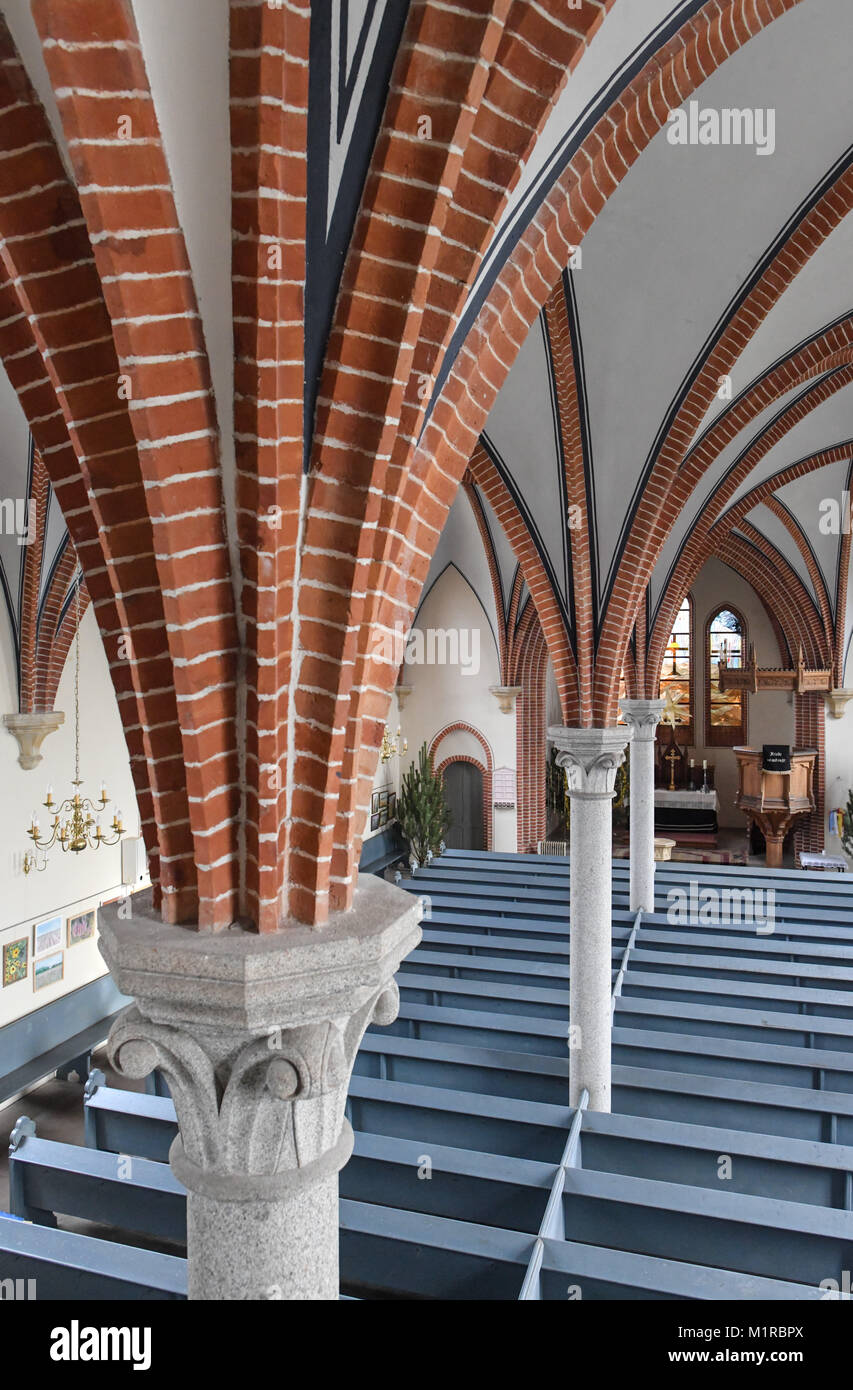 Heinersbrueck, Germania. Il 1° febbraio 2018. L interno della chiesa del paese rappresenta un pilastro di granito di supporto delle due volte a crociera navate in Heinersbrueck, Germania, 1 febbraio 2018. Brandeburgo il villaggio chiesa del mese di febbraio è situato accanto al carbone marrone miniera a cielo aperto Jaenschwalde. Il neo-edificio gotico fu terminato nel 1901. La società promotrice "vecchie chiese Berlin-Brandenburg' luoghi una chiesa sotto i riflettori ogni mese. Credito: Patrick Pleul/dpa-Zentralbild/ZB/dpa/Alamy Live News Foto Stock