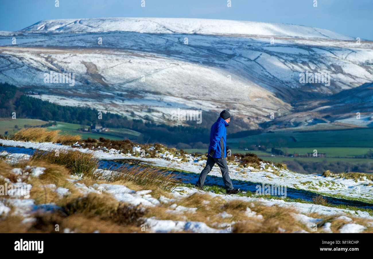 Holcombe Hill, Lancashire, Regno Unito. Il 1 febbraio, 2018. Bella freddo, nitido e il tempo soleggiato sul primo giorno del mese di febbraio presso Holcombe Hill, vicino a Bury, Lancashire, come una spolverata di neve copre la collina vicino al monumento di pelatura. Costruito nel 1852 questo ben noto Bury landmark è stata eretta in omaggio a uno di seppellire più famosi figli, Sir Robert Peel; fondatore delle forze di polizia e del Primo Ministro 1841-1846. Foto di Paolo Heyes, giovedì 01 febbraio, 2018. Credito: Paolo Heyes/Alamy Live News Foto Stock