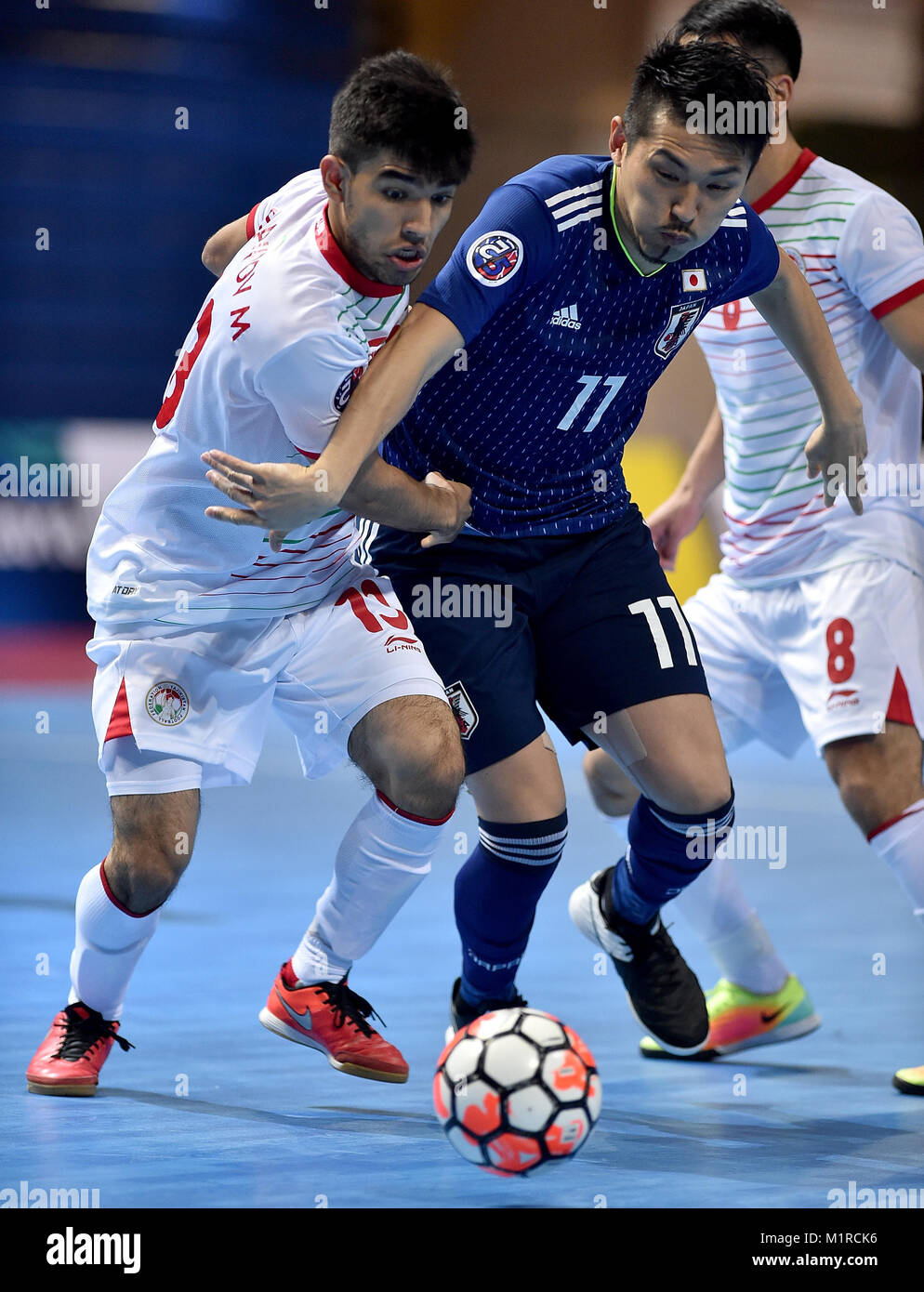 Il Taipei Taiwan. Il 1° febbraio 2018. Hoshi Shota (R) del Giappone compete con Sharipov Muhamadjon del Tagikistan durante il gruppo B partita di calcio di AFC Futsal Championship in Taipei, a sud-est della Cina di Taiwan, 1 febbraio 2018. Il Giappone ha vinto 4-2. Credito: Yue Yuewei/Xinhua/Alamy Live News Foto Stock