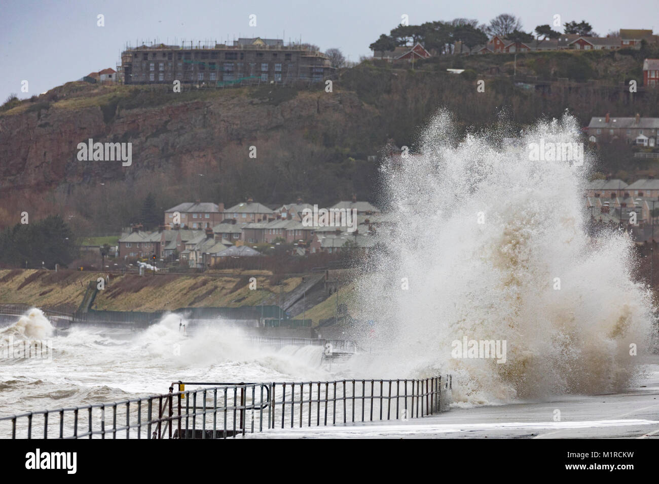 Colwyn Bay, Conwy County, Wales, Regno Unito Meteo: tempo freddo con alta marea e ventoso hanno fornito le condizioni ideali per le risorse naturali del Galles per fornire avvisi di inondazione per la costa del Galles settentrionale tra cui Colwyn Bay. Un enorme ondata si scontra con la passeggiata di Colwyn Bay come onde enormi pastella il resort costiero con avvisi di inondazione in luogo, Conwy County, Galles Foto Stock