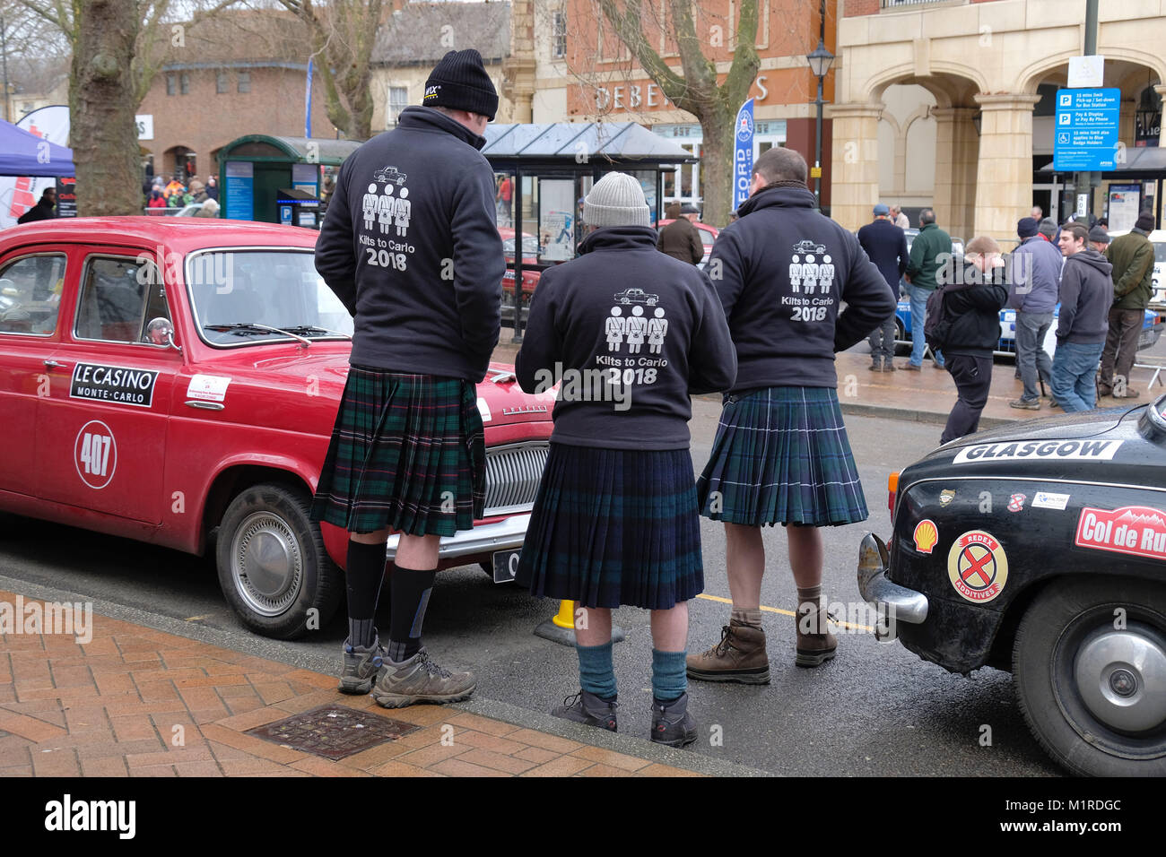 Banbury, Regno Unito, 01 febbraio, 2018. David Tindal, Stephen boschi e Alan Falconer è entrato in David del figlio del 1956 Ford Prefetto considerare la strada come la città celebra il ritorno del Rally di Monte Carlo per la prima volta dal 1962. Essi sono la raccolta di fondi per la Scozia della prostata. Banbury, Regno Unito. Credito: Martin Kelly/Alamy Live News. Foto Stock