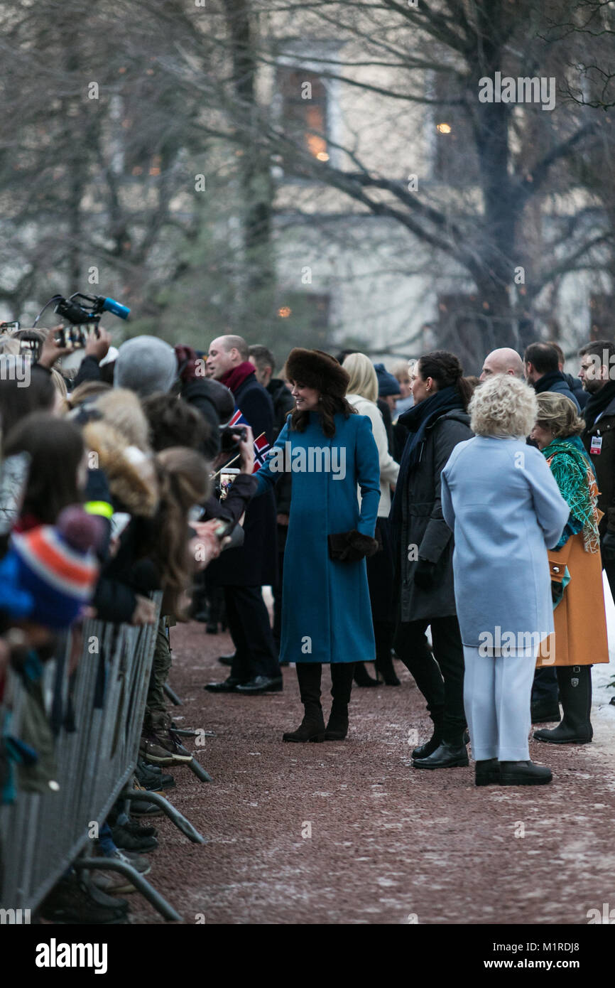 Oslo, Norvegia. 01 Febbraio, 2018. Le Loro Altezze Reali il Duca e la Duchessa di Cambridge visita la principessa Ingrid Alexandra Sculpture Park entro i giardini del palazzo a Oslo, Norvegia, accompagnato da sua maestà la regina Sonja di Norvegia e HRH Principessa Ingrid Alexandra, come parte del loro tour di Norvegia 01st-02nd febbraio. Credito: Gunvor Eline E. Jakobsen/Alamy Live News Foto Stock