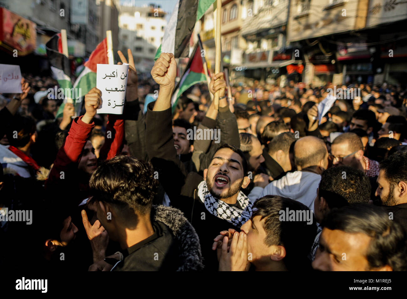 La striscia di Gaza City, nella Striscia di Gaza. 01 feb 2018. I sostenitori del Fronte Popolare per la liberazione della Palestina (PFLP) protesta a sostegno della riconciliazione tra il partito politico nazionale Fatah e rivali islamista Hamas, nonché esigente di migliori condizioni di vita, in Jabalia, a nord della città di Gaza, Striscia di Gaza, 01 febbraio 2018. Credito: Mohammed Talatene/dpa/Alamy Live News Foto Stock