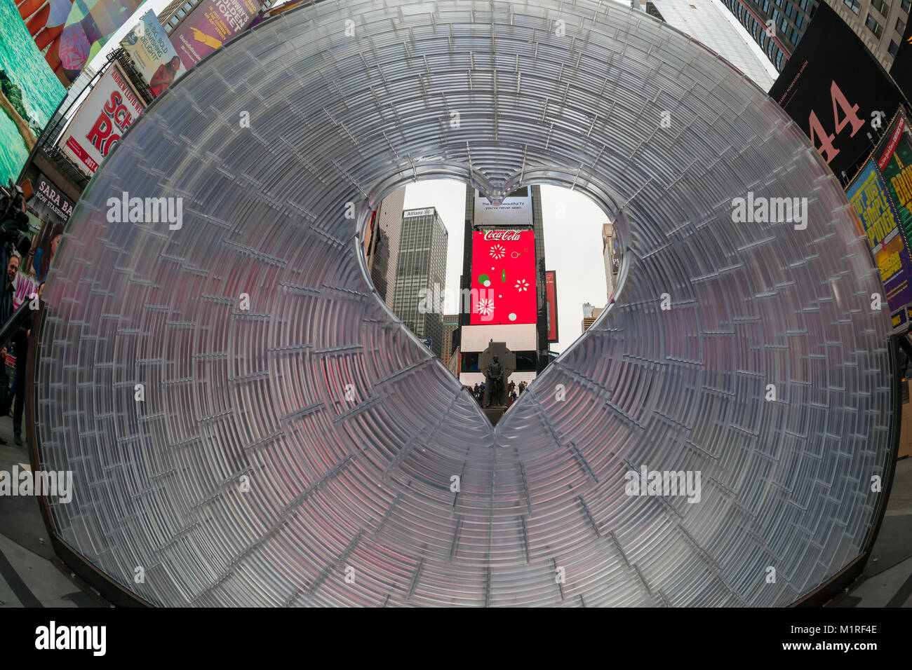 New York, Stati Uniti d'America. Il 1 febbraio, 2018. La Coca-Cola cartelloni digitali è visibile attraverso la finestra di cuore", il vincitore del Times Square il cuore di San Valentino design in Times Square a New York, alla sua inaugurazione giovedì 1 febbraio 2018. La scultura, progettato da ArandaLasch + Marcelo Coelho è stato fabbricato tramite la stampa 3d da Formlabs. La scultura è una lente di Fresnel, 12 metri di diametro, con un cuore apertura sagomata in centro, perfetto per selfies. Sarà sul display attraverso febbraio. (Â© Richard B. Levine) Credito: Richard Levine/Alamy Live News Foto Stock